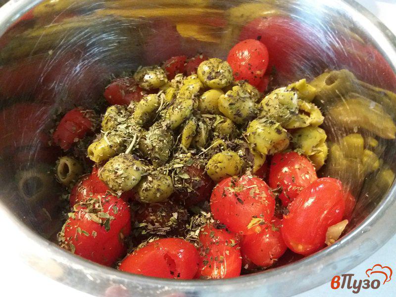 Фото приготовление рецепта: Расплющенный салат из помидор черри шаг №8