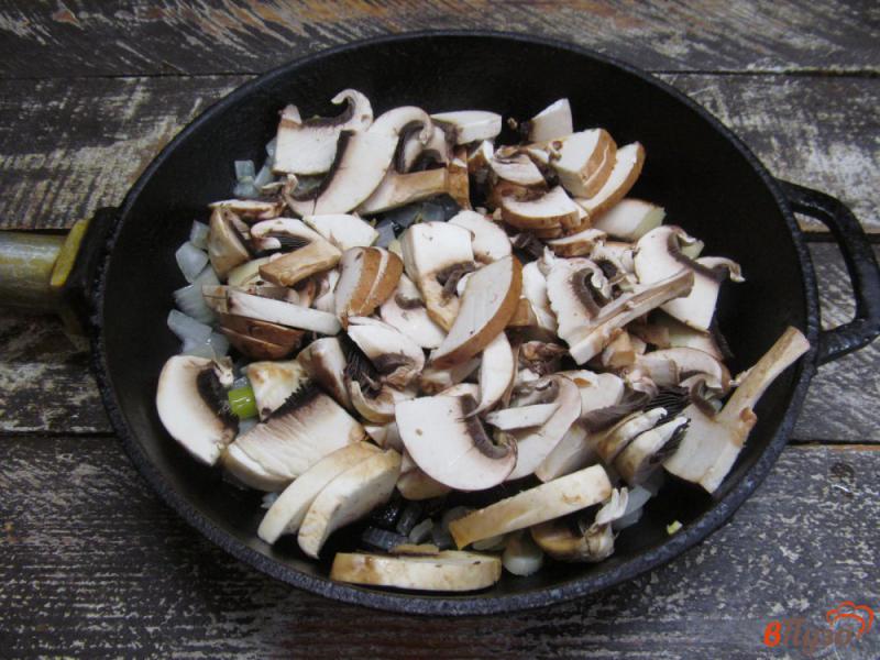Фото приготовление рецепта: Пирог на кефире с грибами и зеленым луком шаг №2