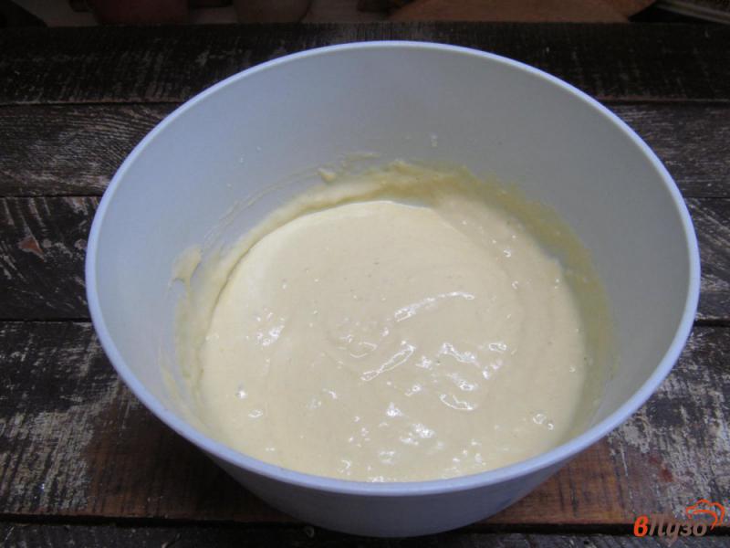 Фото приготовление рецепта: Пирог на кефире с грибами и зеленым луком шаг №6