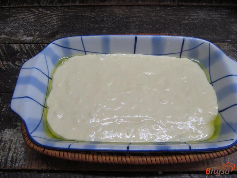 Фото приготовление рецепта: Пирог на кефире с грибами и зеленым луком шаг №7