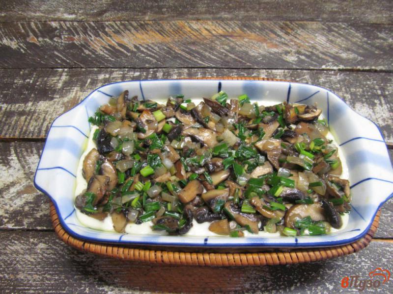 Фото приготовление рецепта: Пирог на кефире с грибами и зеленым луком шаг №8