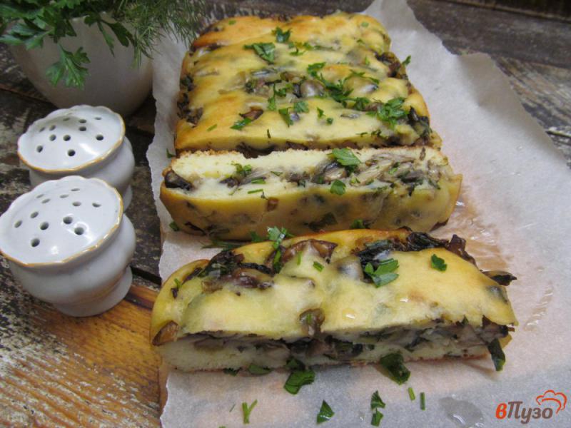 Фото приготовление рецепта: Пирог на кефире с грибами и зеленым луком шаг №11
