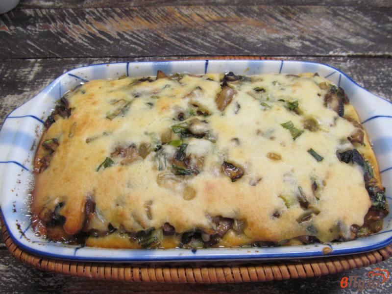 Фото приготовление рецепта: Пирог на кефире с грибами и зеленым луком шаг №10