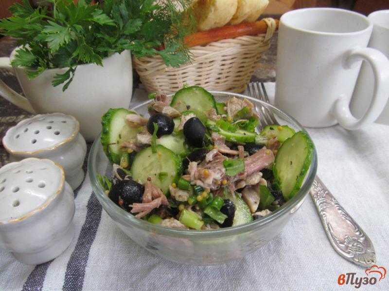Фото приготовление рецепта: Огуречный салат со свининой шаг №7