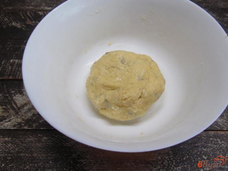 Фото приготовление рецепта: Творожное печенье с семечками и изюмом шаг №5