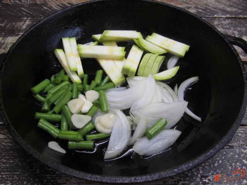 Фото приготовление рецепта: Котлета с жареными овощами шаг №4