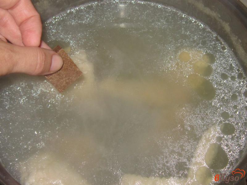 Фото приготовление рецепта: Суп куриный с грибами и грибным кубиком шаг №2