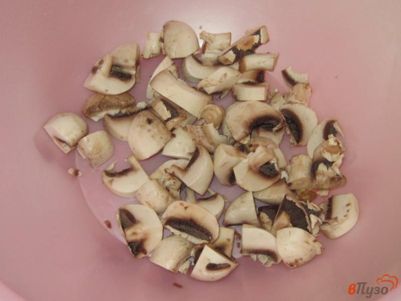Фото приготовление рецепта: Суп куриный с грибами и грибным кубиком шаг №4