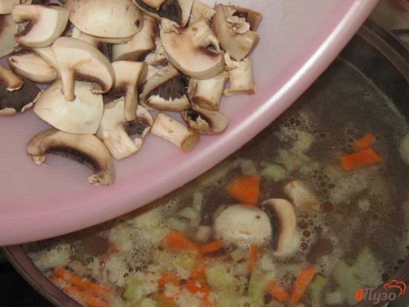 Фото приготовление рецепта: Суп куриный с грибами и грибным кубиком шаг №5