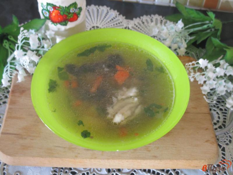 Фото приготовление рецепта: Суп куриный с грибами и грибным кубиком шаг №7