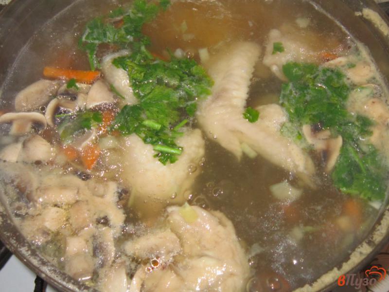 Фото приготовление рецепта: Суп куриный с грибами и грибным кубиком шаг №6