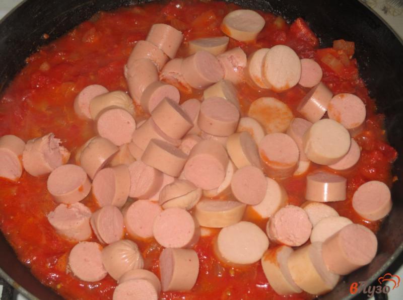 Фото приготовление рецепта: Спагетти с сосисками в томатном соусе шаг №2