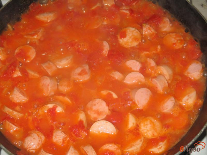 Фото приготовление рецепта: Спагетти с сосисками в томатном соусе шаг №3