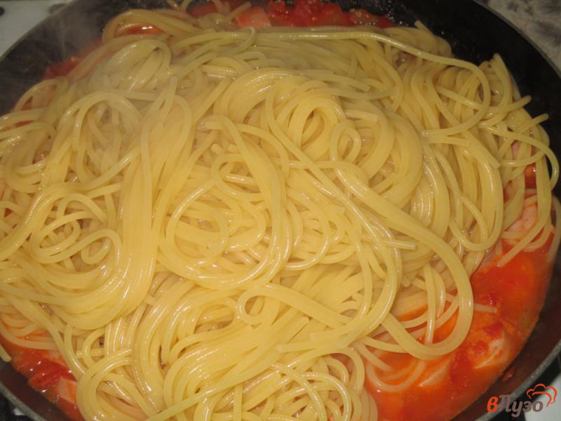Фото приготовление рецепта: Спагетти с сосисками в томатном соусе шаг №4