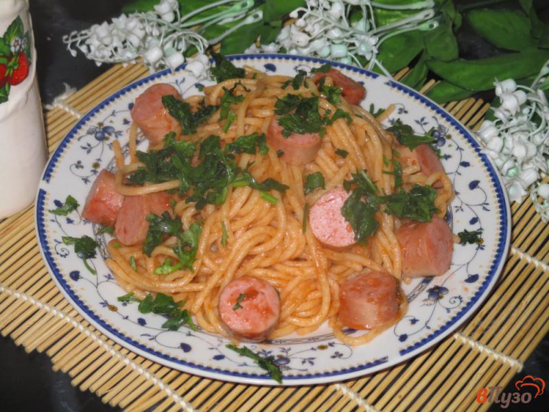 Фото приготовление рецепта: Спагетти с сосисками в томатном соусе шаг №5