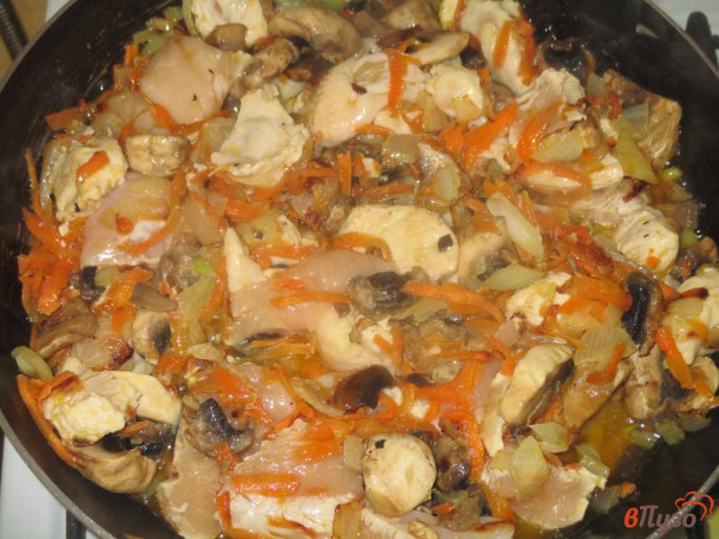 Фото приготовление рецепта: Жаркое из куриной грудки с грибами шаг №3