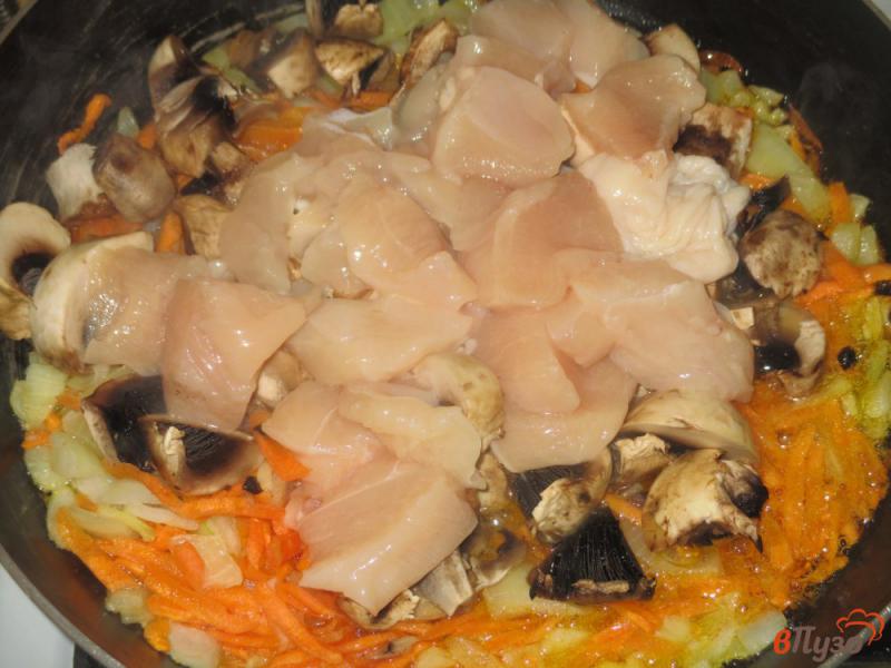 Фото приготовление рецепта: Жаркое из куриной грудки с грибами шаг №2