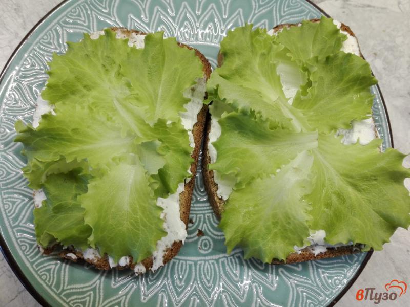 Фото приготовление рецепта: Бутерброды с кабачком и листьями салата шаг №4