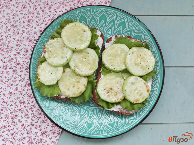 Фото приготовление рецепта: Бутерброды с кабачком и листьями салата шаг №5