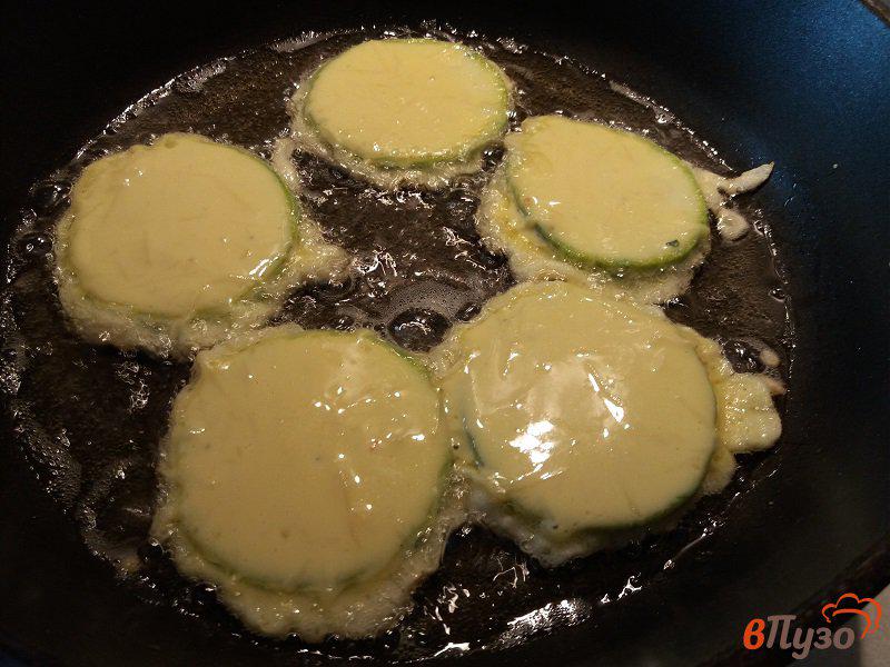 Фото приготовление рецепта: Жаренные кабачки в сырном кляре шаг №8