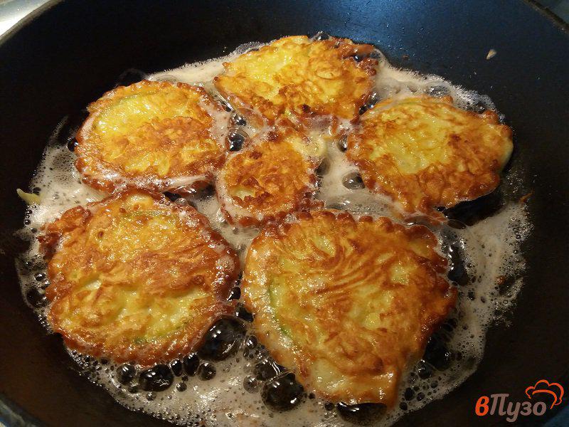 Фото приготовление рецепта: Жаренные кабачки в сырном кляре шаг №9