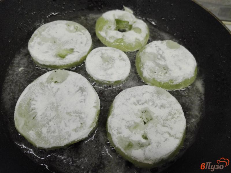 Фото приготовление рецепта: Жареные зеленые помидоры шаг №4