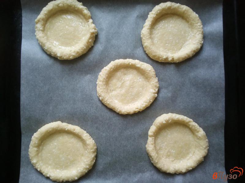 Фото приготовление рецепта: Творожное печенье с кремом и ягодами шаг №5