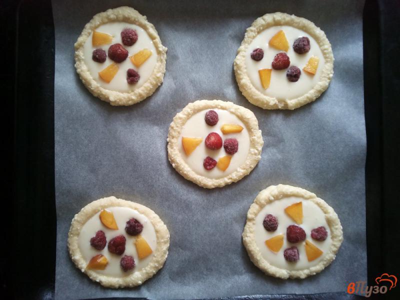 Фото приготовление рецепта: Творожное печенье с кремом и ягодами шаг №7