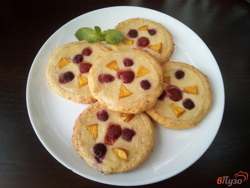 Фото приготовление рецепта: Творожное печенье с кремом и ягодами шаг №9