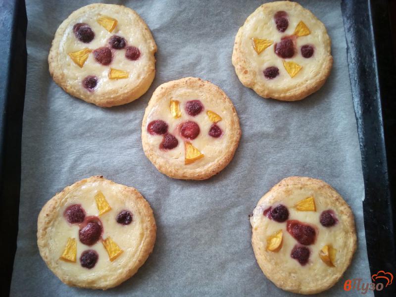 Фото приготовление рецепта: Творожное печенье с кремом и ягодами шаг №8