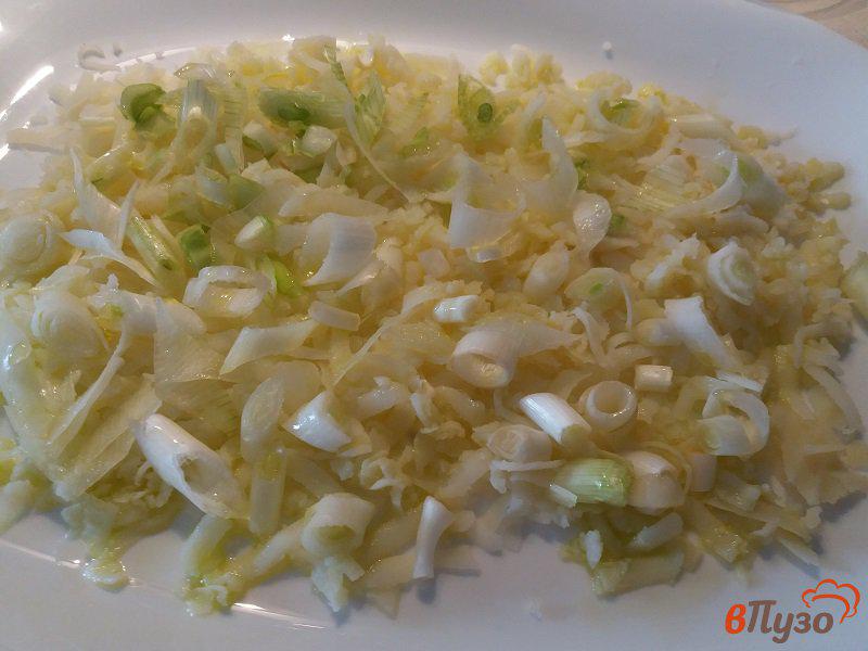 Фото приготовление рецепта: Салат «Импровизация» со слабосоленой форелью, овощами и яйцом шаг №2