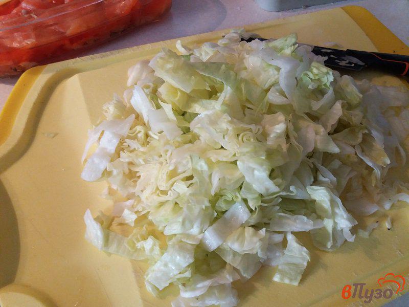Фото приготовление рецепта: Салат «Импровизация» со слабосоленой форелью, овощами и яйцом шаг №3
