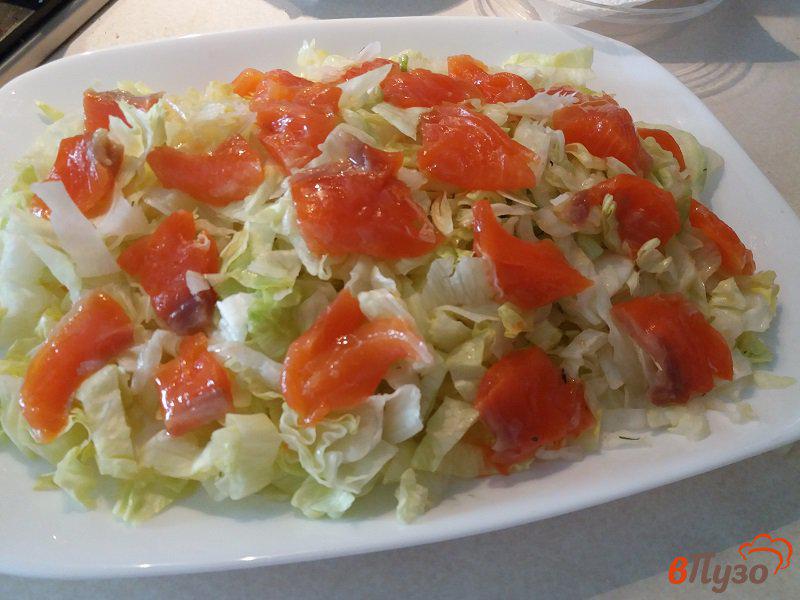 Фото приготовление рецепта: Салат «Импровизация» со слабосоленой форелью, овощами и яйцом шаг №5