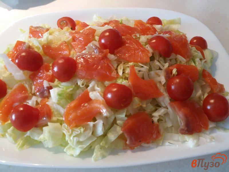 Фото приготовление рецепта: Салат «Импровизация» со слабосоленой форелью, овощами и яйцом шаг №6