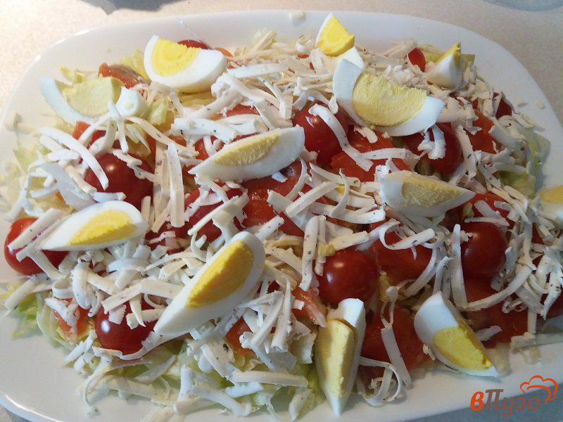 Фото приготовление рецепта: Салат «Импровизация» со слабосоленой форелью, овощами и яйцом шаг №8