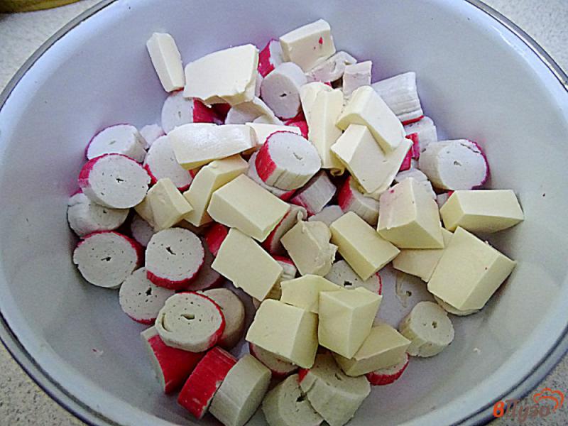 Фото приготовление рецепта: Канапе с крабовыми палочками и плавленым сыром шаг №1
