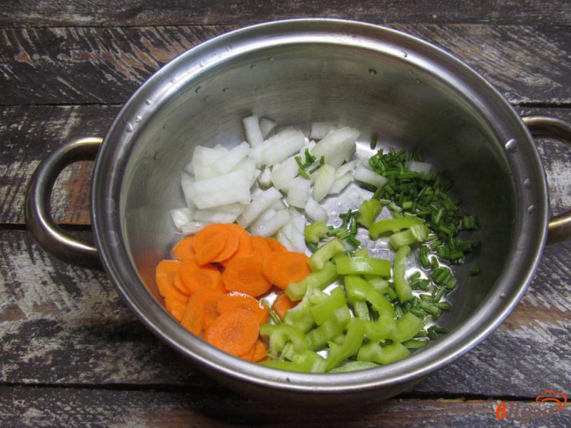 Фото приготовление рецепта: Куриные желудочки с овощами и перловкой шаг №1