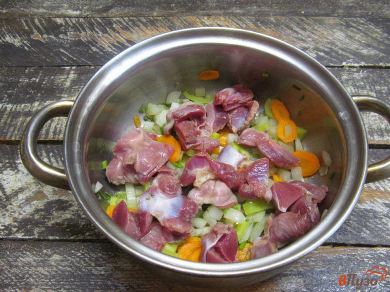 Фото приготовление рецепта: Куриные желудочки с овощами и перловкой шаг №2