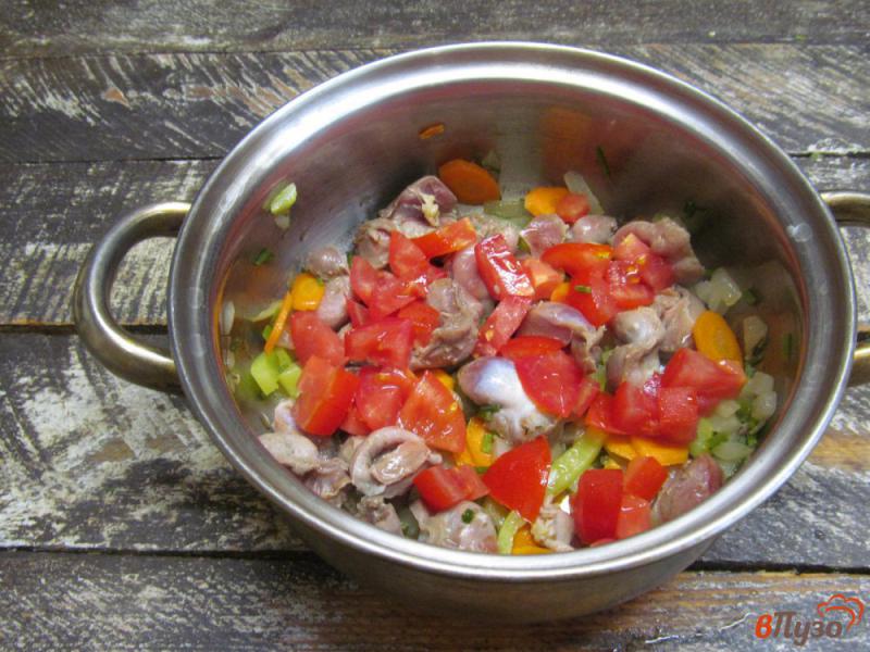 Фото приготовление рецепта: Куриные желудочки с овощами и перловкой шаг №3