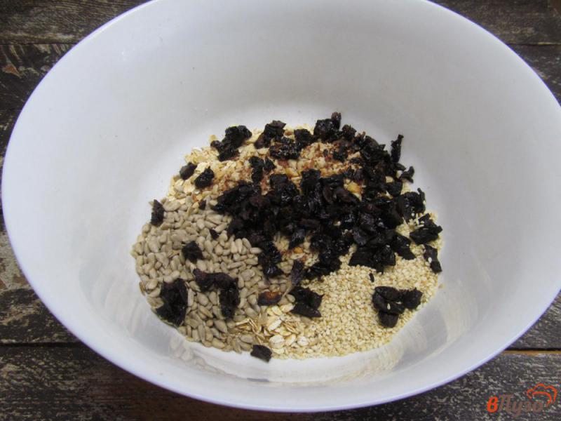 Фото приготовление рецепта: Батончики из чернослива с медом и орехами шаг №4