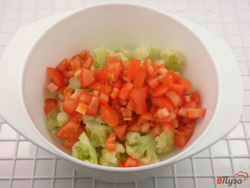 Фото приготовление рецепта: Цветная капуста с помидорами и ветчиной под сырной шапкой шаг №2