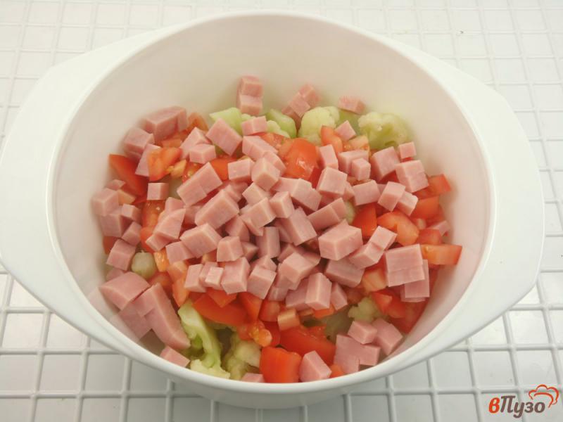 Фото приготовление рецепта: Цветная капуста с помидорами и ветчиной под сырной шапкой шаг №3