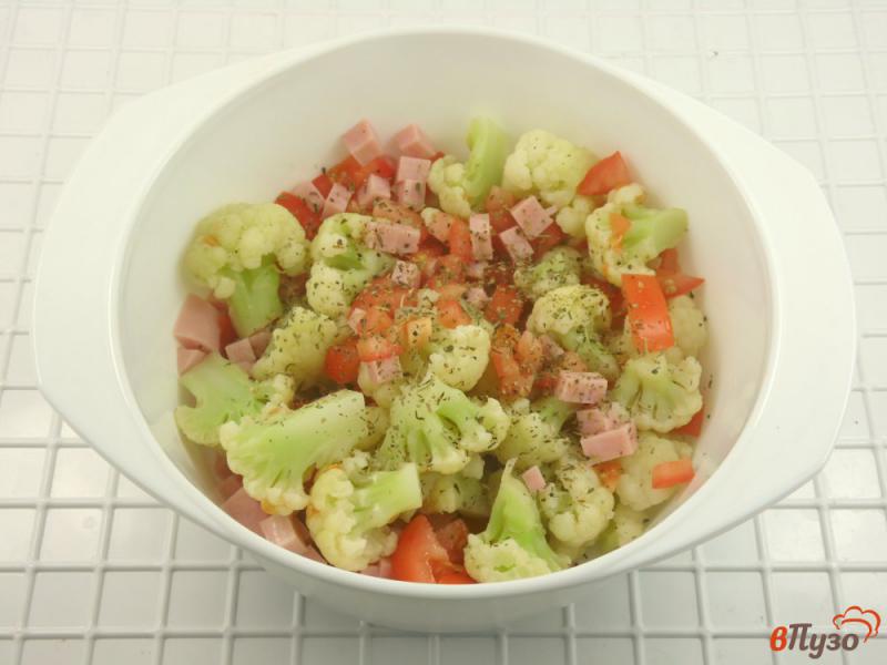Фото приготовление рецепта: Цветная капуста с помидорами и ветчиной под сырной шапкой шаг №4