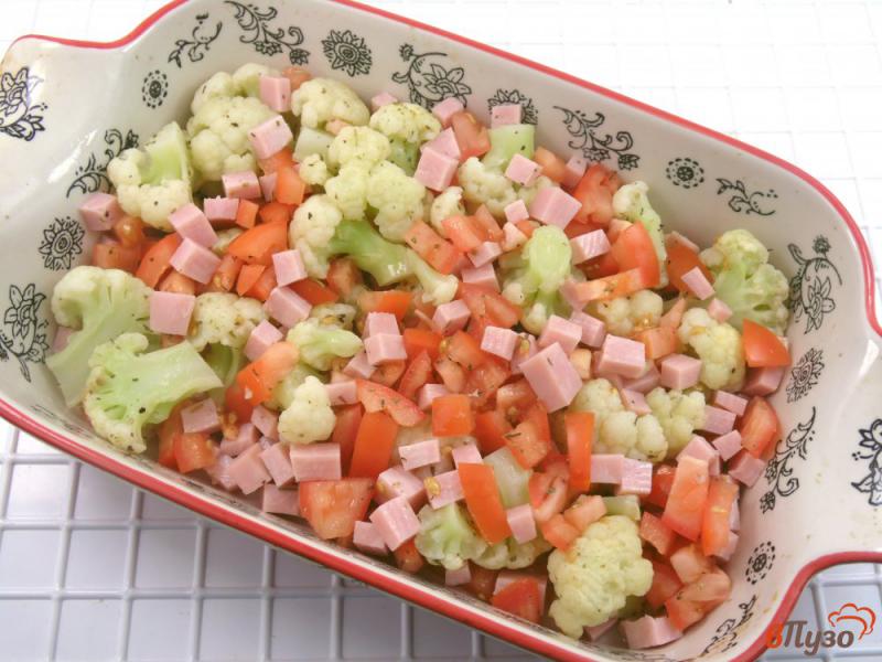 Фото приготовление рецепта: Цветная капуста с помидорами и ветчиной под сырной шапкой шаг №5