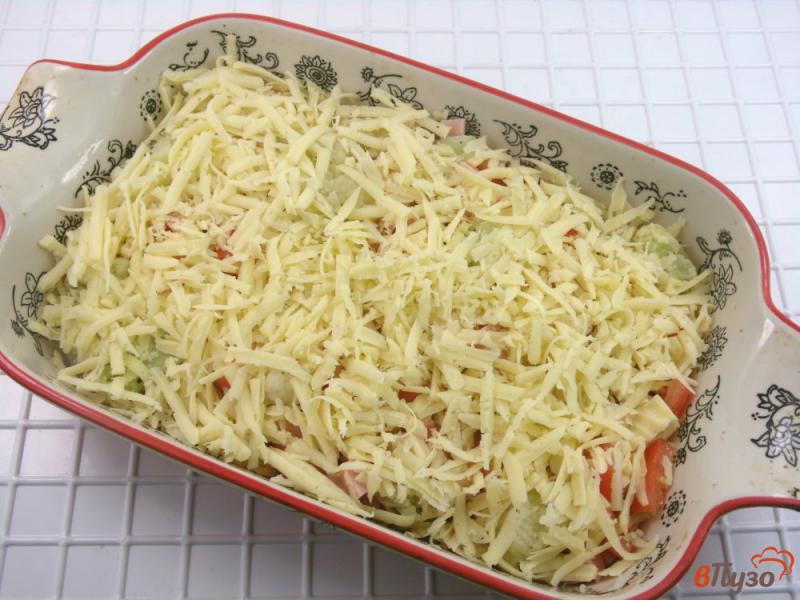 Фото приготовление рецепта: Цветная капуста с помидорами и ветчиной под сырной шапкой шаг №6