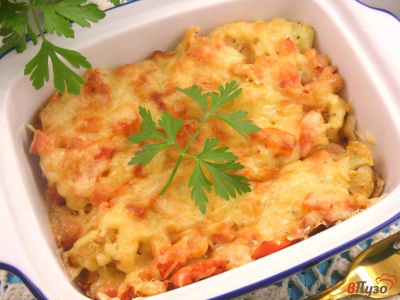 Фото приготовление рецепта: Цветная капуста с помидорами и ветчиной под сырной шапкой шаг №8