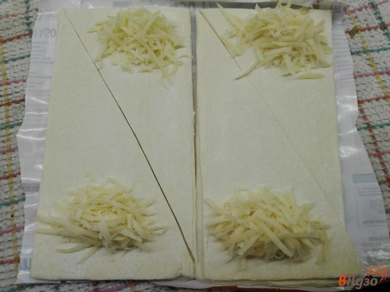 Фото приготовление рецепта: Круассаны с сыром и кунжутом шаг №2