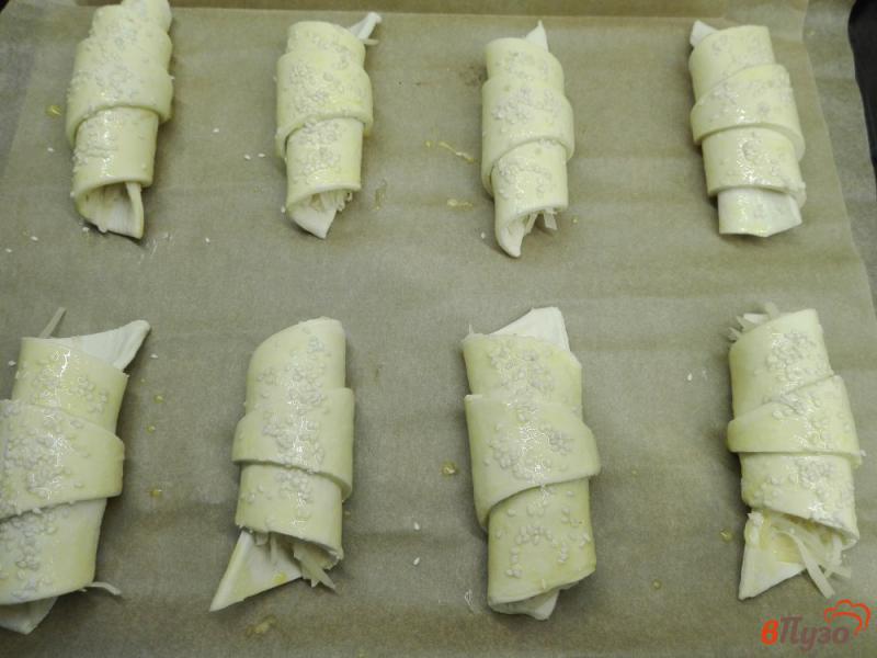 Фото приготовление рецепта: Круассаны с сыром и кунжутом шаг №5