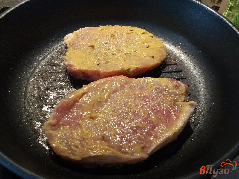 Фото приготовление рецепта: Стейк из свинины в горчичном маринаде шаг №5