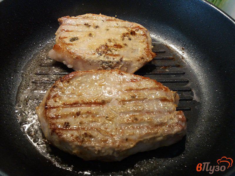 Фото приготовление рецепта: Стейк из свинины в горчичном маринаде шаг №6